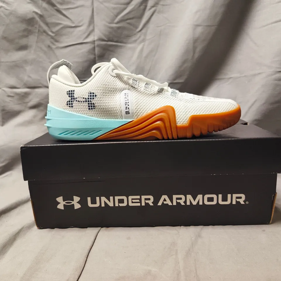 BOXED PAIR OF UNDER ARMOUR TRIBASE REIGN 6 TRAINERS IN WHITE/BLUE SIZE UK 6