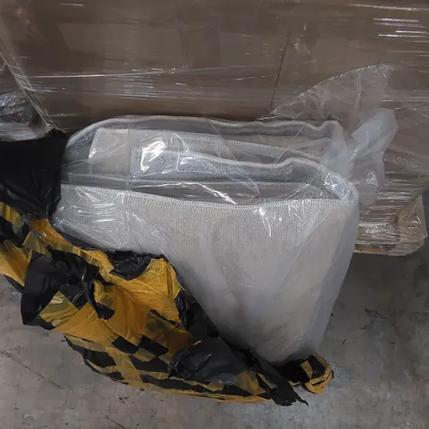 PALLET CONTAINING A LARGE QUANTITY OF RUGS ECT