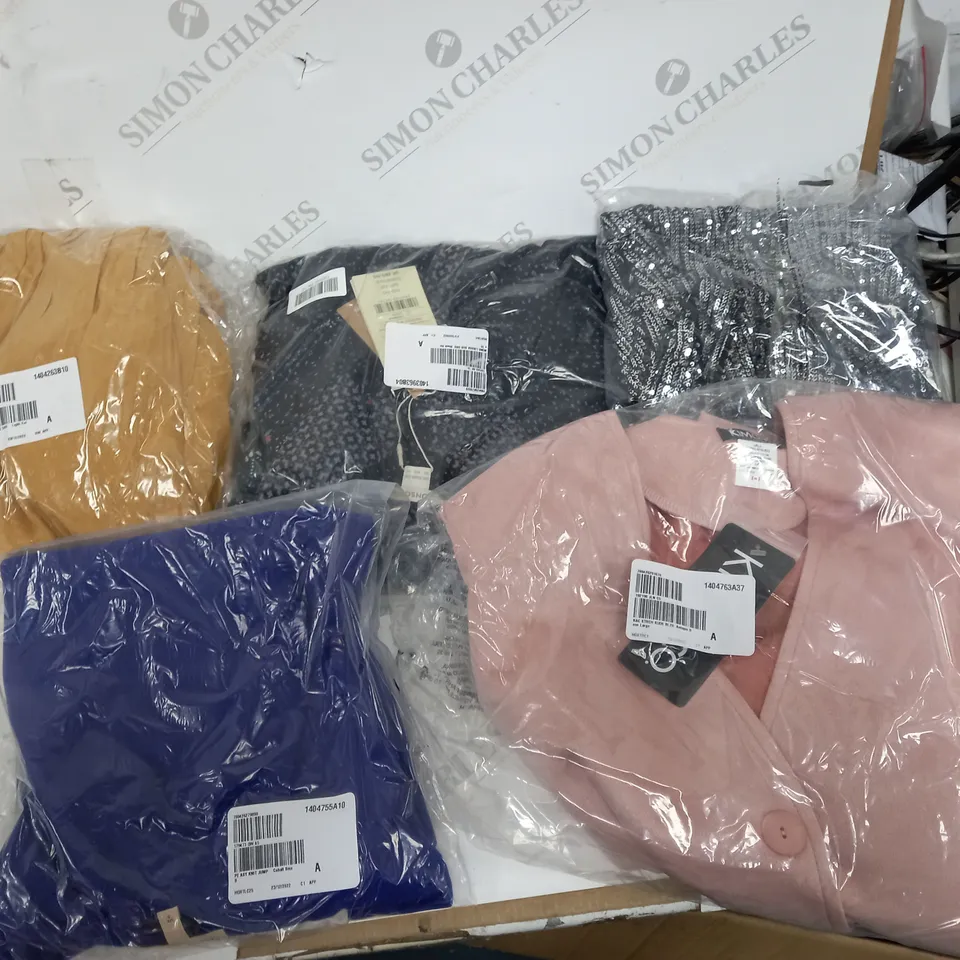 LOT OF APPROX 25 TO INCLUDE TSHIRTS, ETC