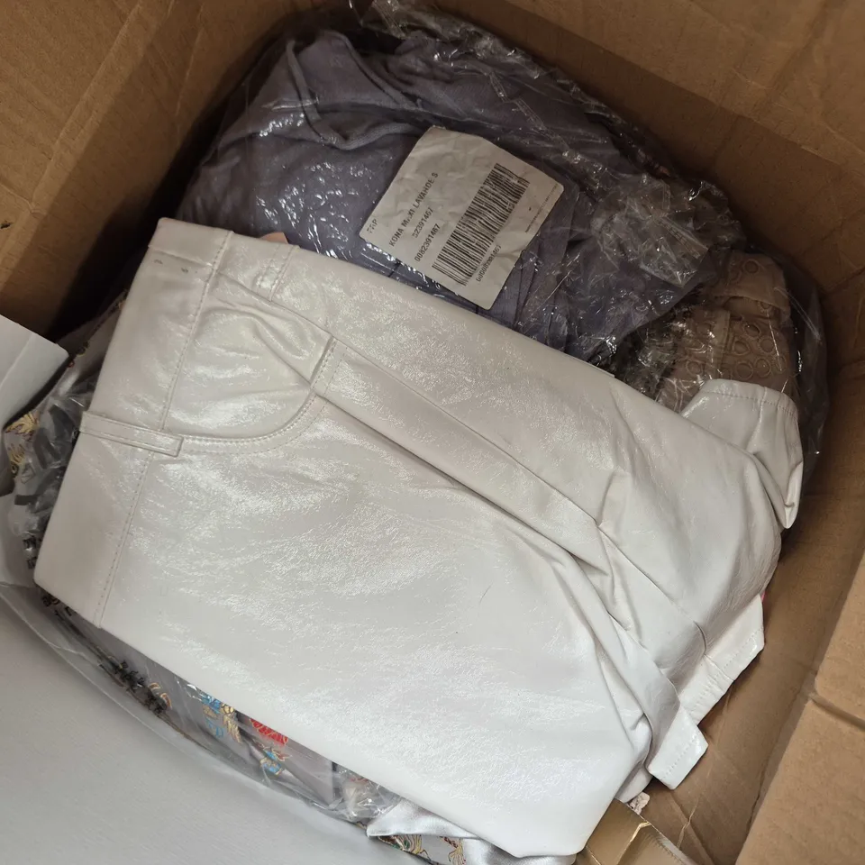APPROXIMATELY 90 ASSORTED WOMENS SKIRTS CLOTHING ITEMS IN VARIOUS SIZES, STYLES & COLOURS TO INCLUDE BRANDS SUCH AS MISSGUIDED, TOPSHOP, FREE PEOPLE, ETC - COLLECTION ONL