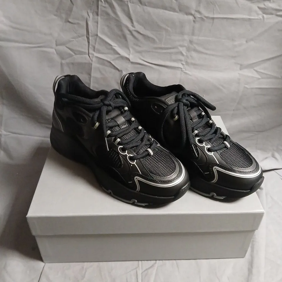 CLEENS PULSE RUNNER TRAINERS IN PHANTOM BLACK - 7.5