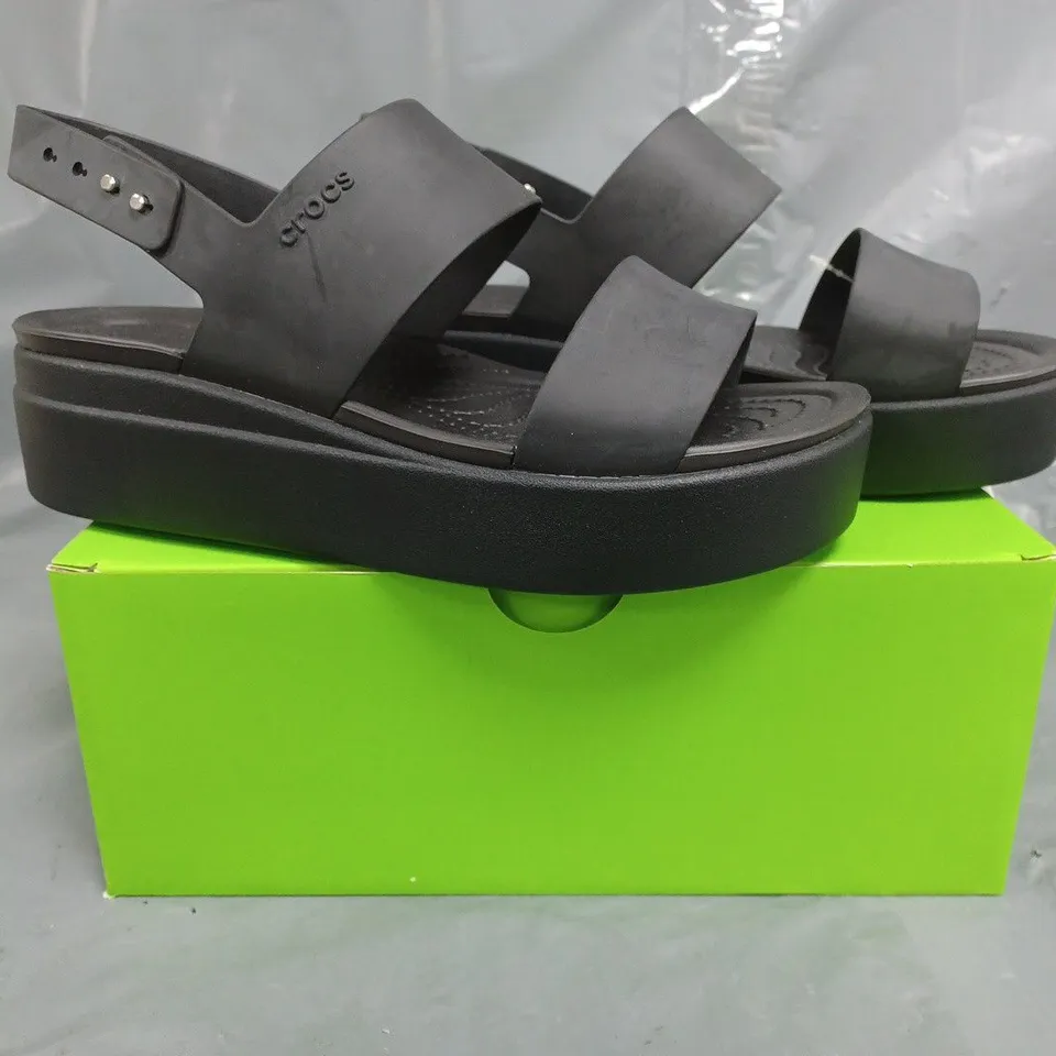 BOXED PAIR OF CROCS BROOKLYN LOW WEDGE SANDALS IN BLACK SIZE UK 7