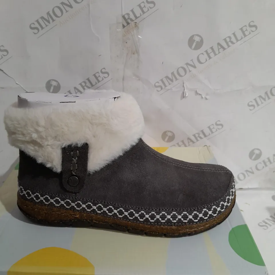 BOXED PAIR OF EARTH ORIGINS EMMALYN UK 6 GREY BRICK BOOTS 