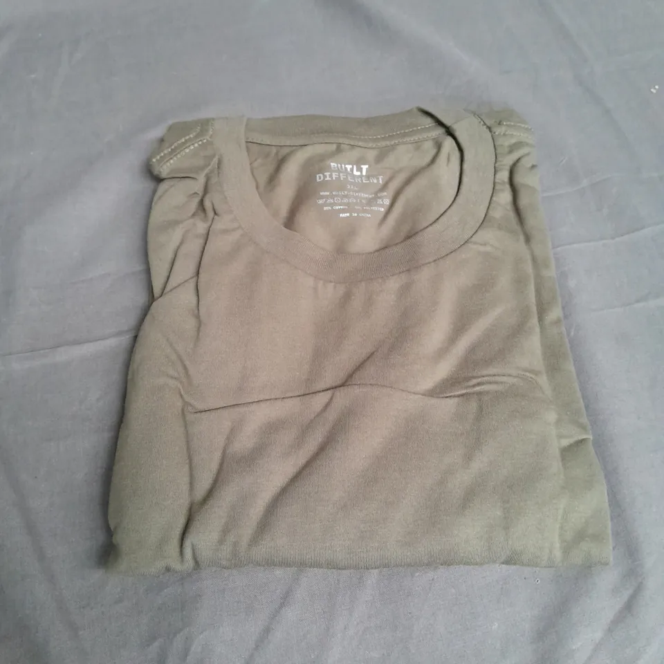 BUILT DIFFERENT CREW T-SHIRT IN KHAKI - 2XL