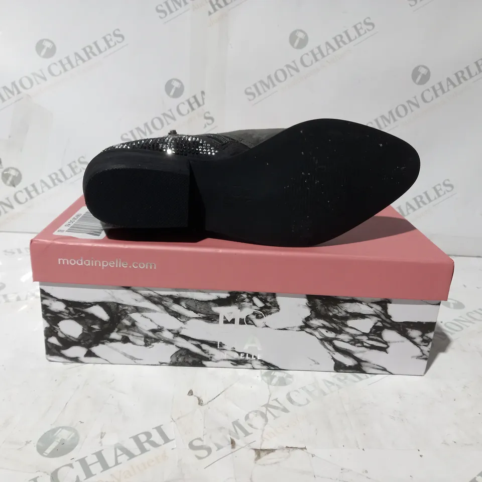 BOXED PAIR OF MODA IN PELLE KATREENA CRYSTAL ANKLE BOOTS IN DARK GREY UK SIZE 5