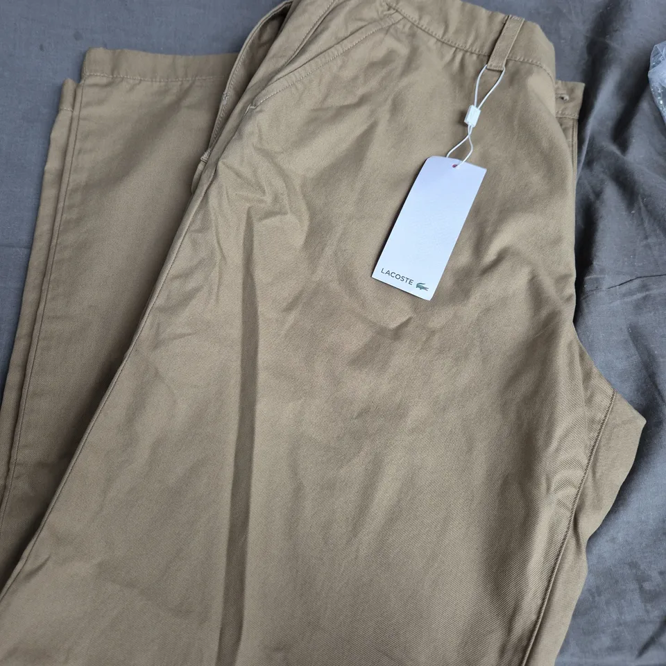 LACOSTE STRAIGHT FIT KHAKI CHINOS – UK L 32 (US 36 / FR 46)