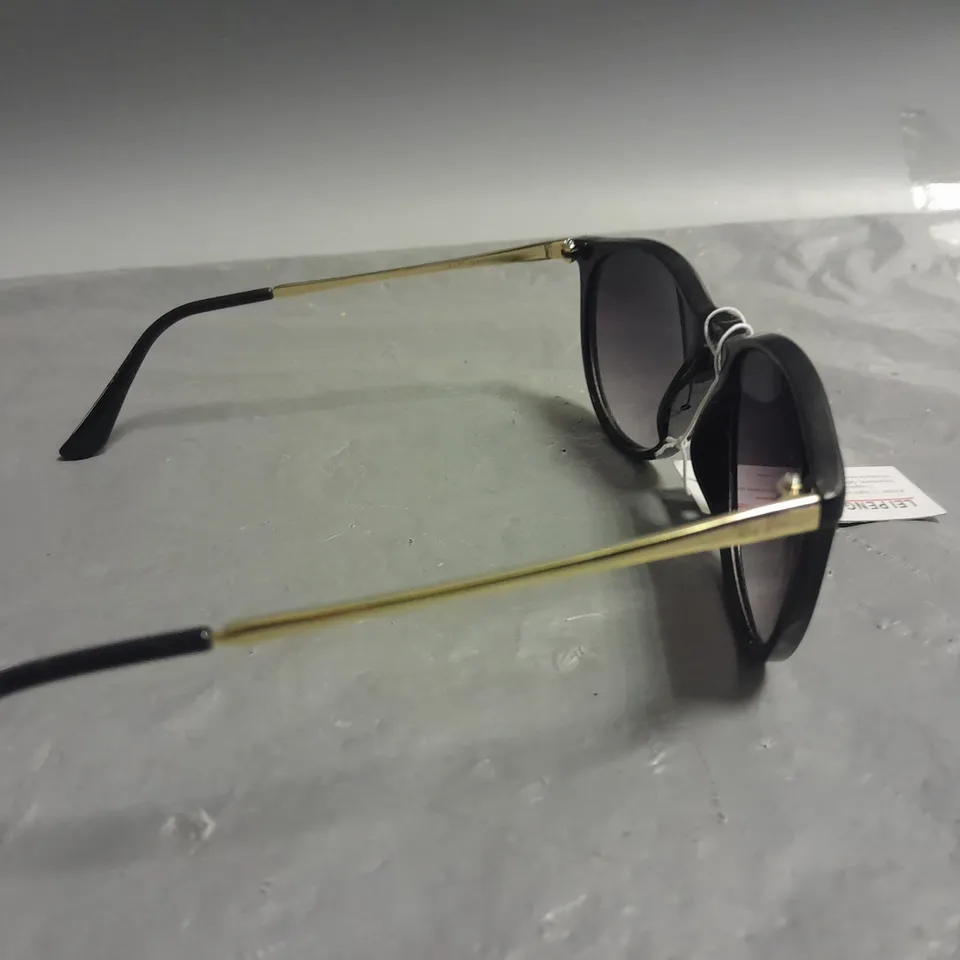 BOXED PAIR OF RAY BAN TECH GLASSES