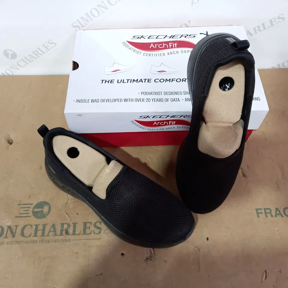 BOXED PAIR OF SKECHERS - SIZE 4.5