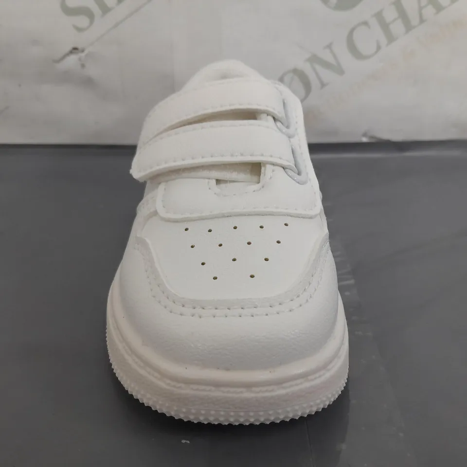 BOXED PAIR OF DESIGNER INFANT SHOES IN WHITE EU SIZE 22