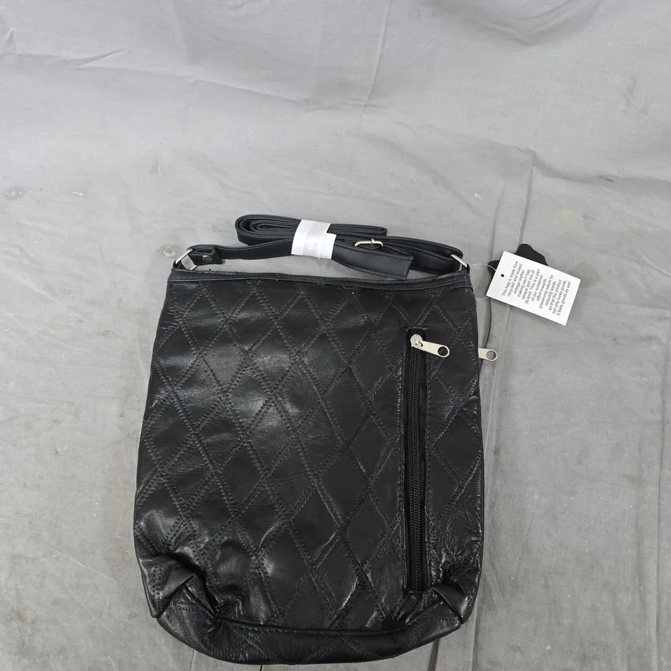 BLACK QUILTED CROSSBODY BAG WITH FRONT ZIP POCKET 