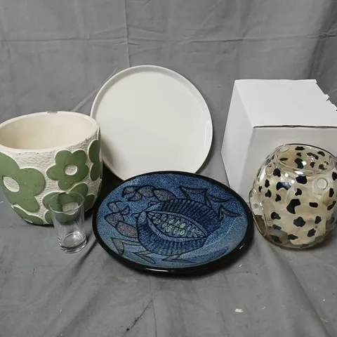 APPROXIMATELY 10 ASSORTED FRAGILE HOUSEHOLD ITEMS TO INCLUDE PLATES, SHOT GLASSES, PLANT POT, ETC - COLLECTION ONLY