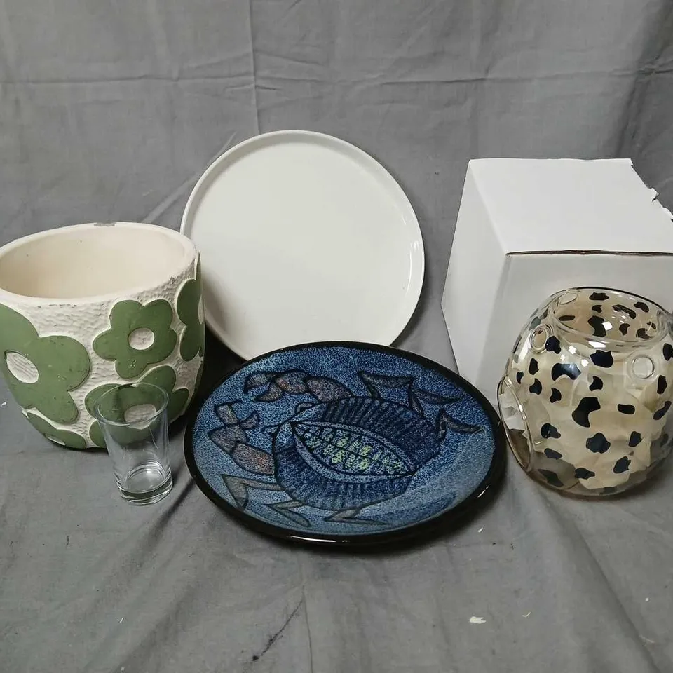 APPROXIMATELY 10 ASSORTED FRAGILE HOUSEHOLD ITEMS TO INCLUDE PLATES, SHOT GLASSES, PLANT POT, ETC - COLLECTION ONLY
