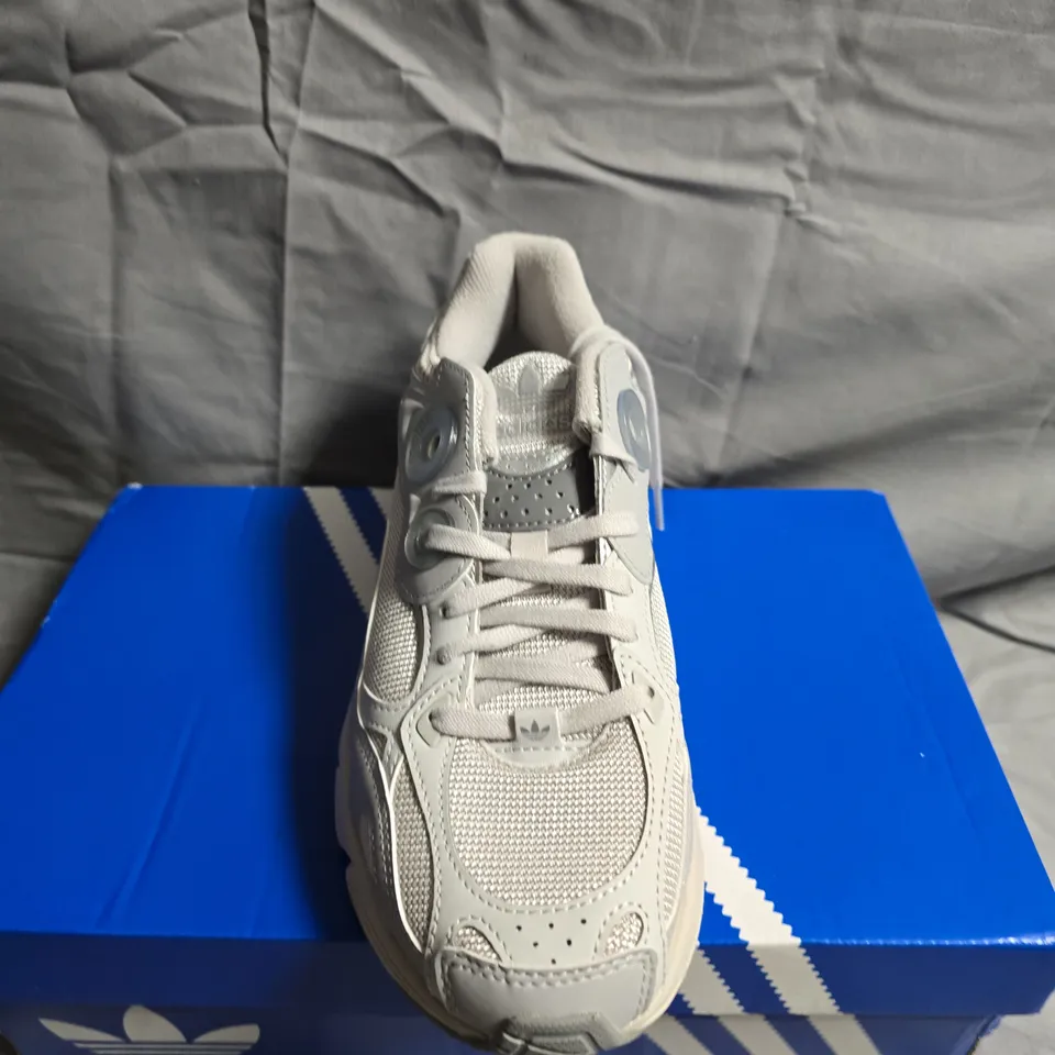 BOXD PAIR OF ADIDAS ASTIR TRAINERS - UK SIZE 5 - WOMENS