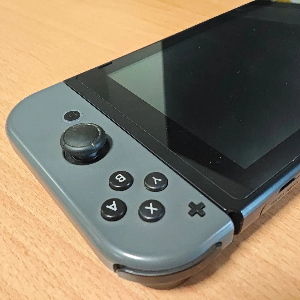 BOXED NINTENDO SWITCH HANDHELD GAMING CONSOLE WITH GREY JOY-CONS