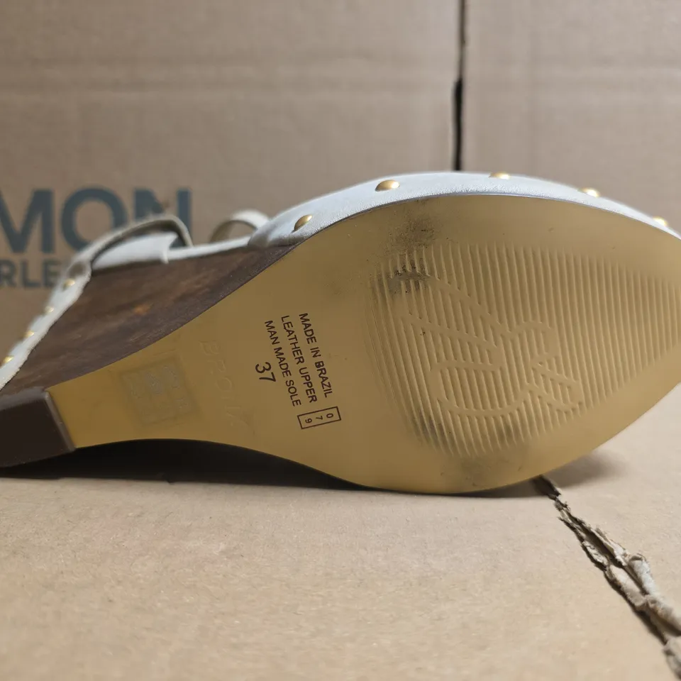 BOXED PAIR OF BRONX CLOSED TOE WEDGE HEELED SHOES IN LIGHT TAUPE/BROWN SIZE EU 37