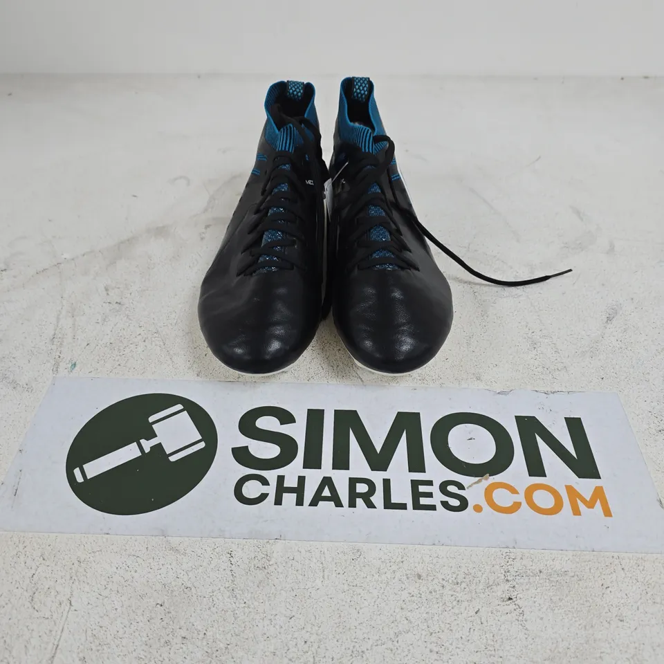 UNBOXED PAIR OF UMBRO MEDUS II ELITE FOOTBALL BOOTS IN BLACK - US 9