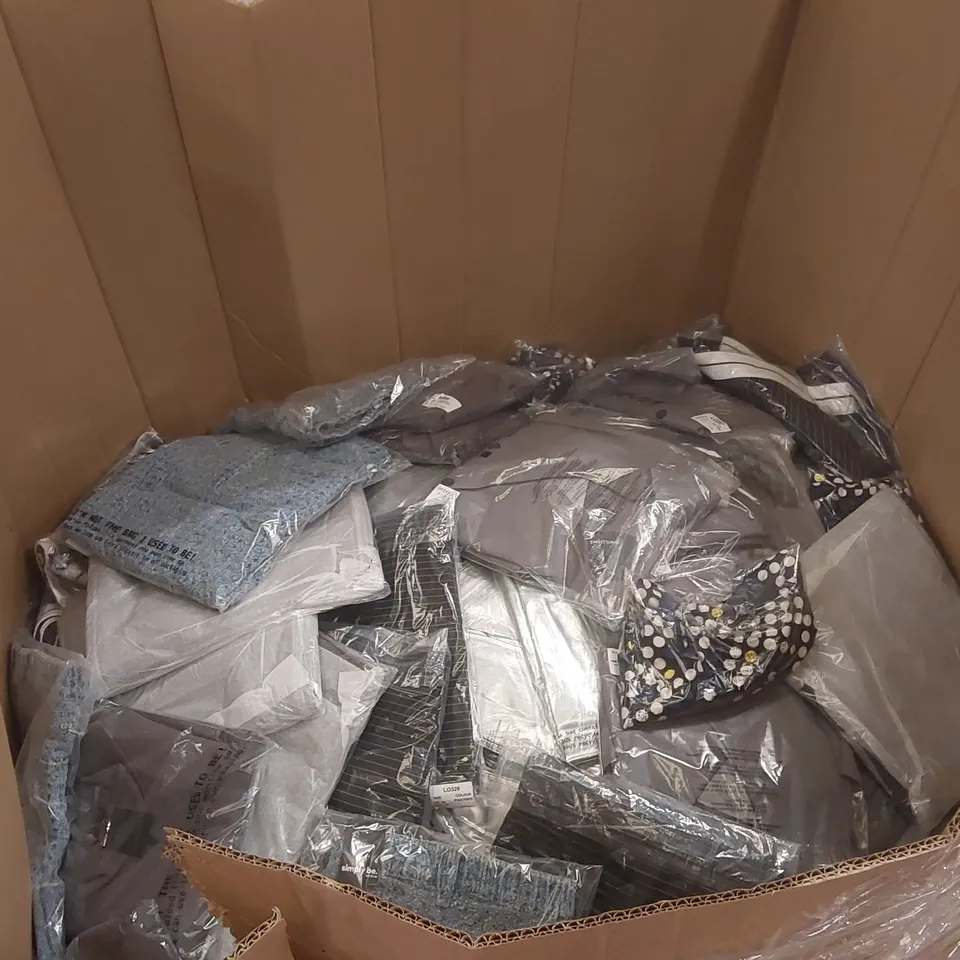 PALLET CONTAINING APPROXIMATELY 250x BRAND NEW ASSORTED DESIGNER CLOTHING ITEMS INCLUDING: SIMPLY BE SKIRTS, SIMPLY BE TROUSERS, JD WILLIAMS TOPS ECT