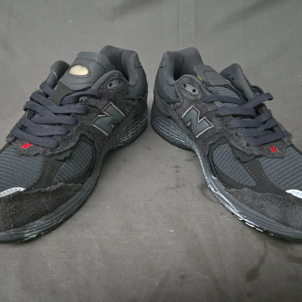 BOXED PAIR OF NEW BALANCE WOMEN'S 2002R SHOES IN DARK GREY UK SIZE 10.5