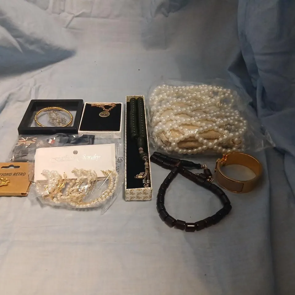 LARGE QUANTITY OF ASSORTED JEWELLERY AND ACCESSORIES