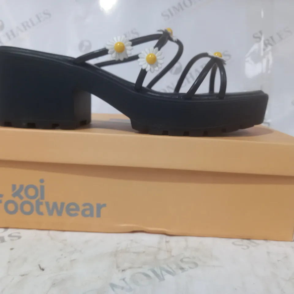 BRAND NEW BOXED PAIR OF KOI VEGAN LEATHER BLOOMING DAISY OASIS STRAPPY SLIDERS IN BLACK UK SIZE 10