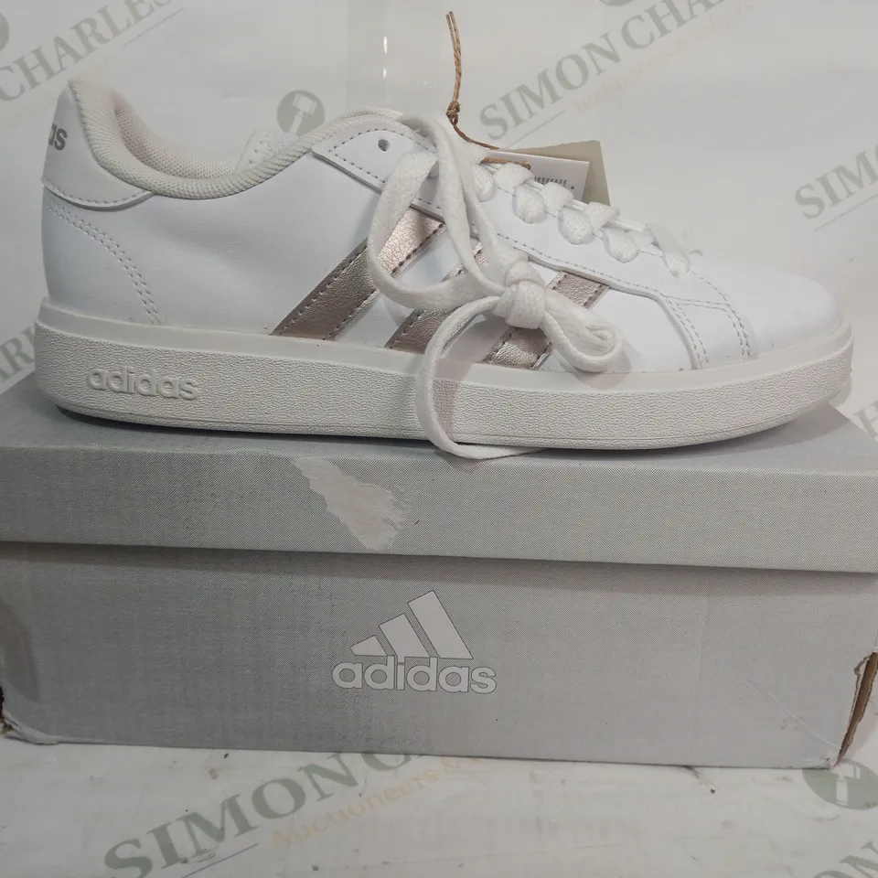 BOXED PAIR OF ADIDAS COURT BASE 2 SHOES IN WHITE/SILVER UK SIZE 5.5
