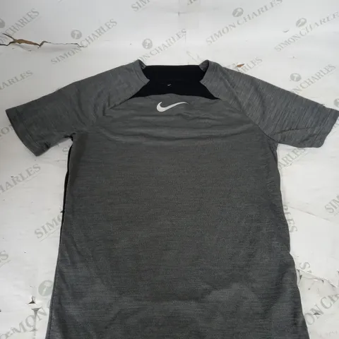 NIKE CASUAL T-SHIRT SIZE S