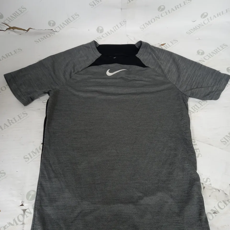 NIKE CASUAL T-SHIRT SIZE S