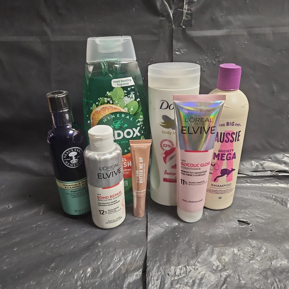APPROXIMATEY 20 ASSORTED HEALTH AND BEAUTY PRODUCTS TO INCLUDE - AUSSIE SHAMPOO - L'OREAL ELVIVE GLYCOLIC GLOSS CONDITIONER - RADOX SHOWER GEL - ETC