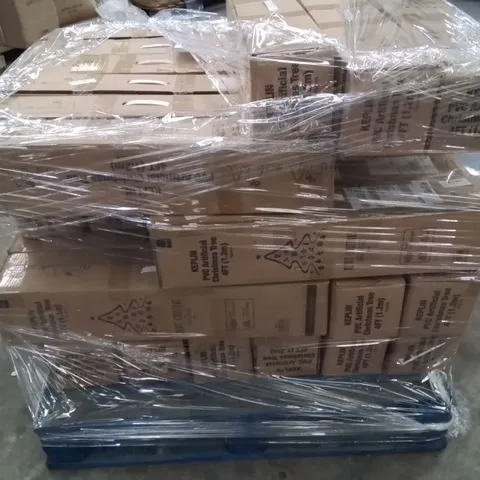 PALLET CONTAINING LARGE QUANTITY OF ARTIFICIAL CHRISTMAS TREES 
