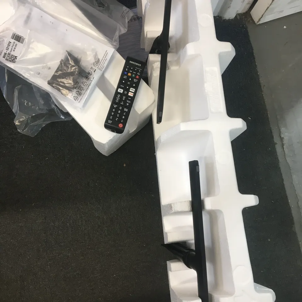 BOXED SAMSUNG UE70AU8000 70" 4K ULTRA HD HDR SMART LED TV WITH MAINS LEAD, STAND AND REMOTE