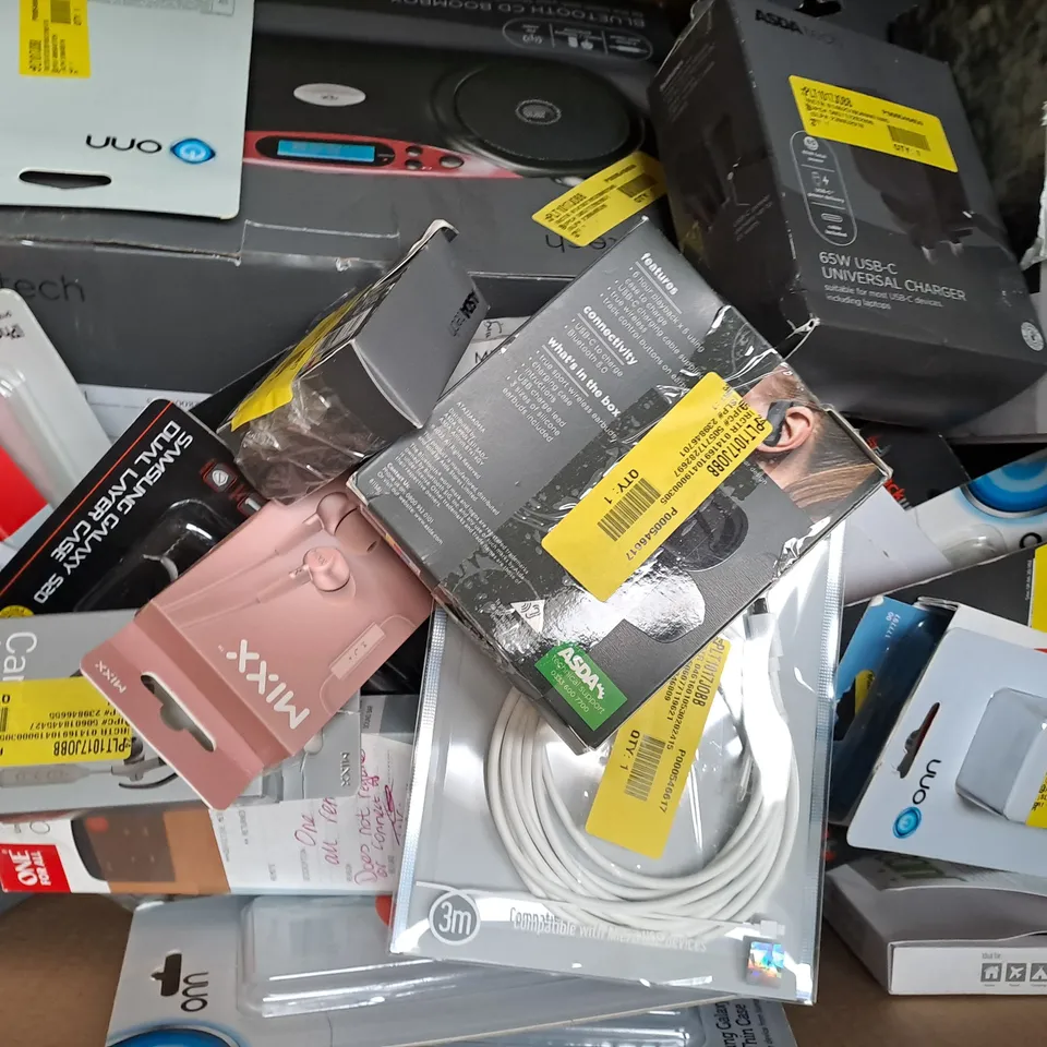BOX OF APPROXIMATELY 50 ASSORTED ELECTRICAL ITEMS TO INCLUDE HDMI CABLE, FM ALARM CLOCK, POWER BANK, ETC