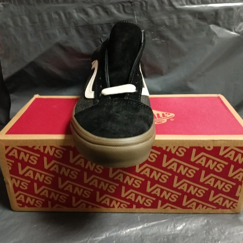 BOXED PAIR OF VANS SHOES IN BLACK/WHITE SIZE UK 5