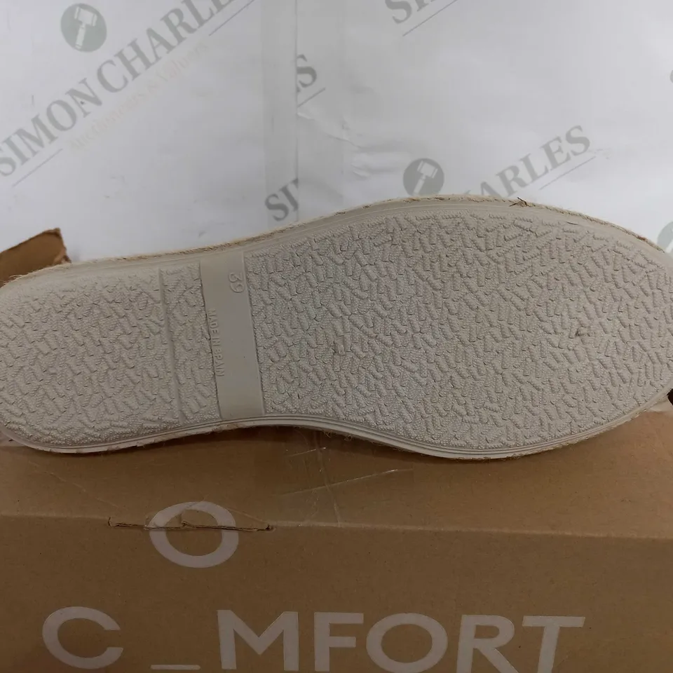 BOXED PAIR OF HOTTER COMFORT TANSY LOW SLIP SHOES - BEIGE/WHITE STRIPES - UK 6