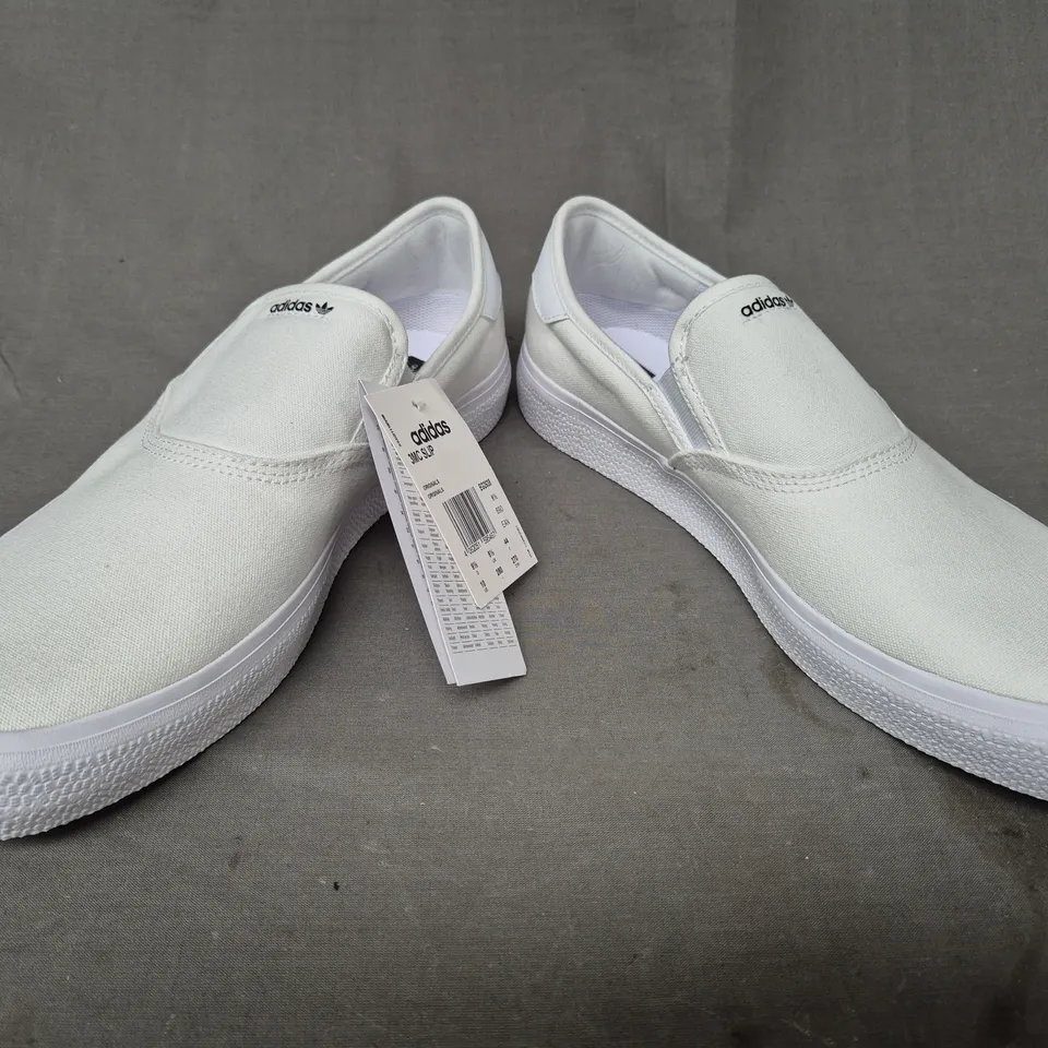 BOXED PAIR OF ADIDAS 3MC SLIP-ON SHOES IN WHITE UK SIZE 9.5