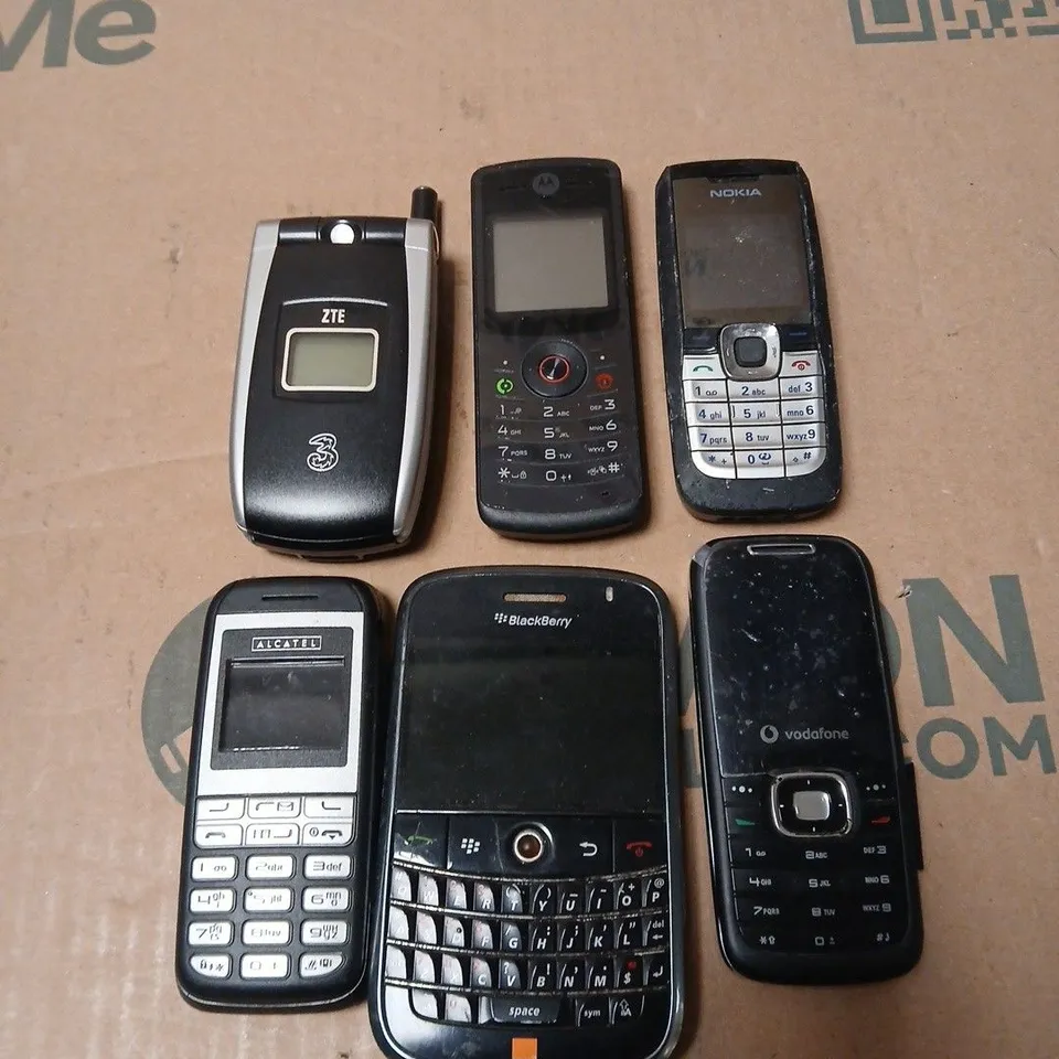 APPROXIMATELY 50 ASSORTED DAMAGED MOBILE PHONES IN MODELS TO INCLUDE NOKIA, BLACKBERRY, ALCATEL ETC
