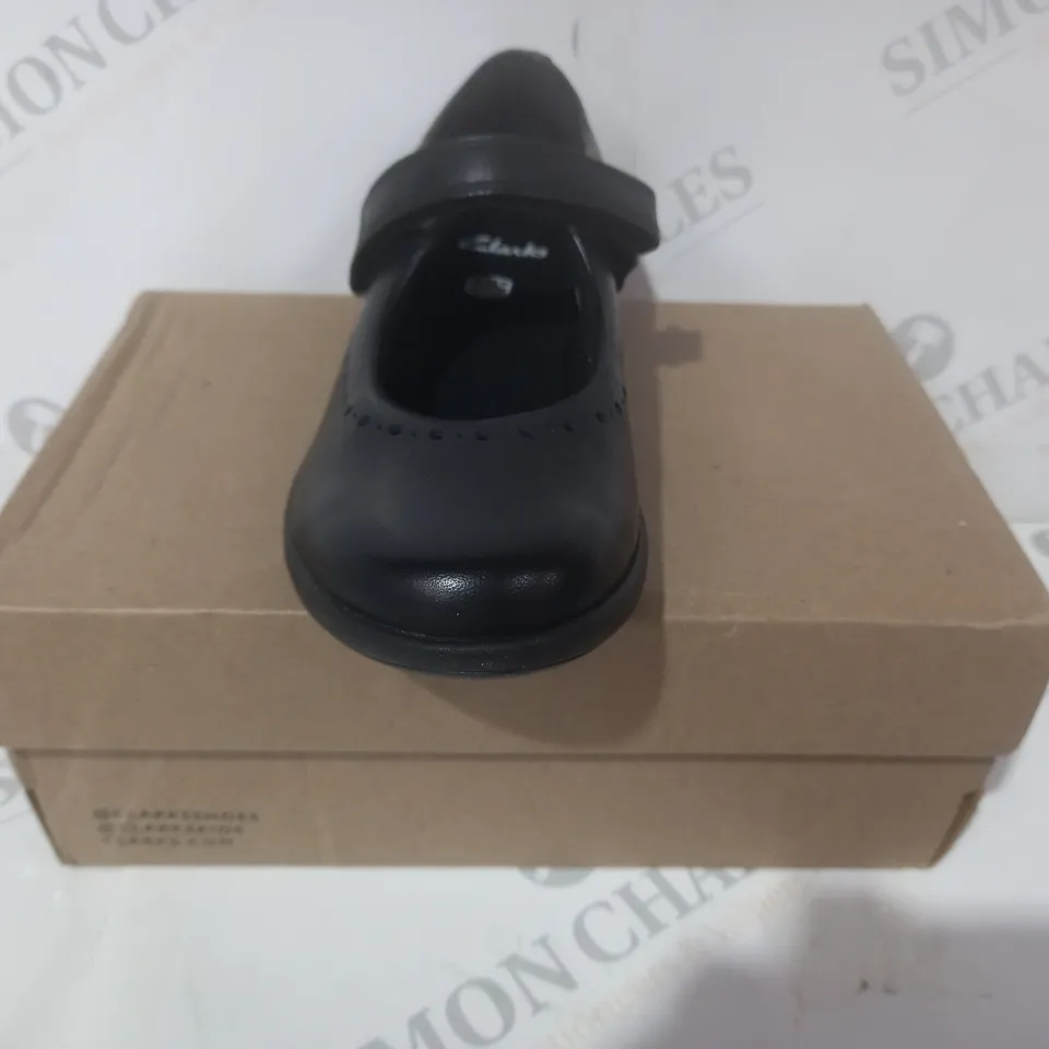 BOXED PAIR OF CLARKS ETCH CRAFT KIDS SHOES IN BLACK UK SIZE 12.5