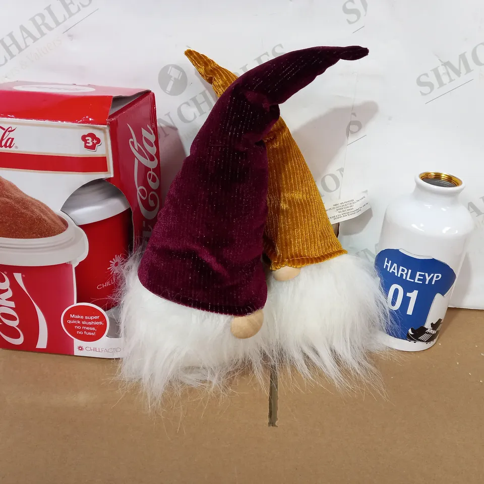 BOX OF APPROXIMATELY 5 ASSORTED HOUSEHOLD ITEMS TO INCLUDE LIGHT UP GONK PAIR, COCA COLA SLUSHY MAKER, PERSONALISED FOOTBALL DRINKS BOTTLE, ETC