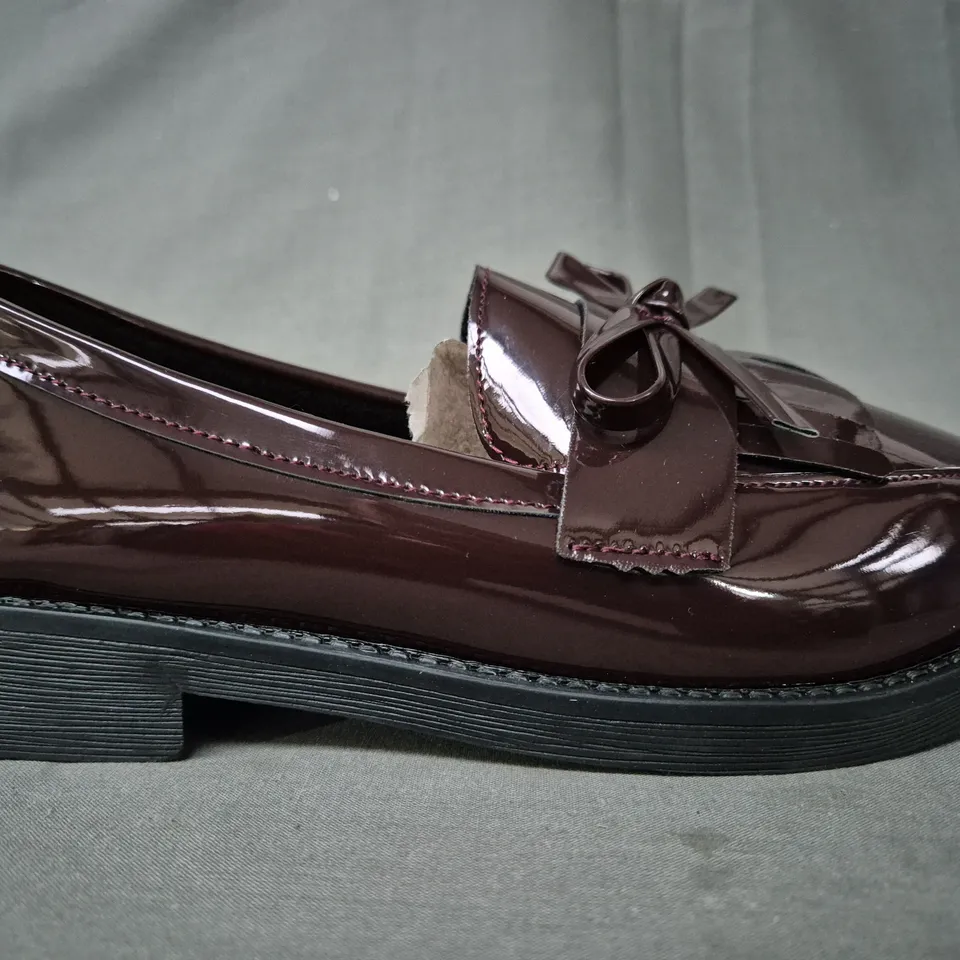 BOXED PAIR OF UNBRANDED LOAFERS IN DARK GLOSSY BURGUNDY EU SIZE 39