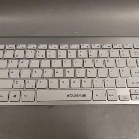 BOXED CUBE PLUG 2.4G WIRELESS KEYBOARD 