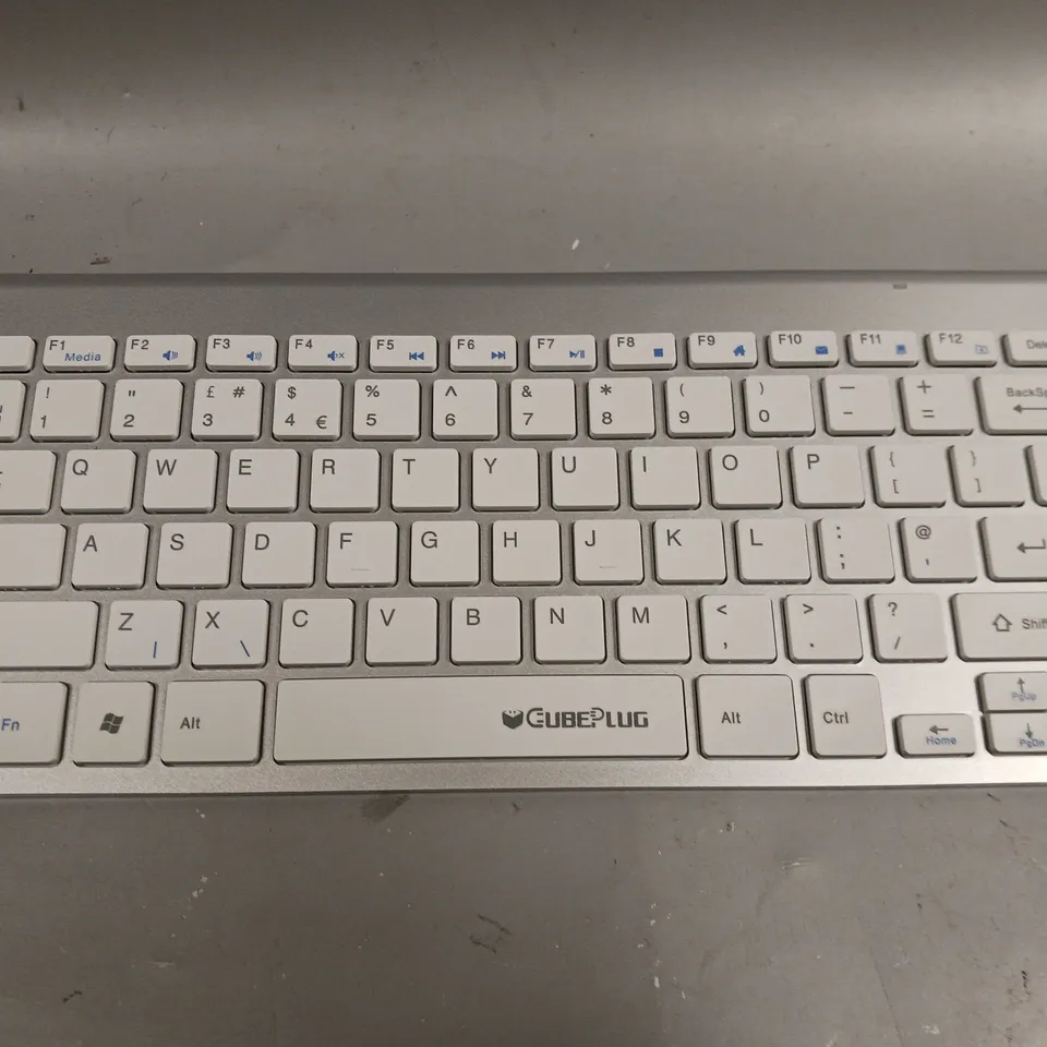 BOXED CUBE PLUG 2.4G WIRELESS KEYBOARD