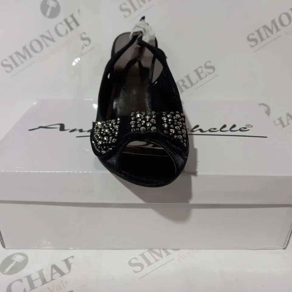 BOXED PAIR OF ANNE MICHELLE OPEN TOE HEELS IN BLACK W. JEWEL EFFECT SIZE 4