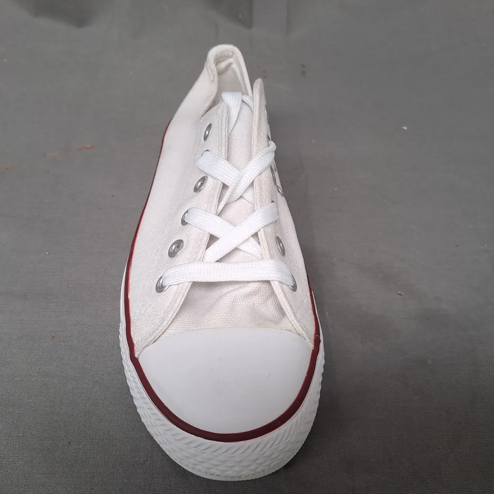 BOX OF APPROXIMATELY 10 PAIRS OF DESIGNER SHOES IN WHITE IN VARIOUS SIZES