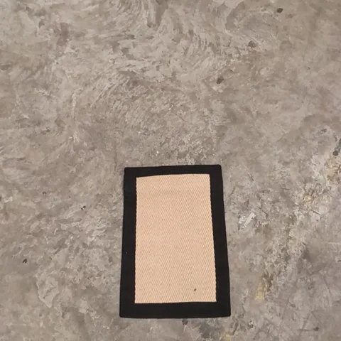 QUALITY DESIGN AREA RUG - APPROXIMATELY 60cm x 40 cm