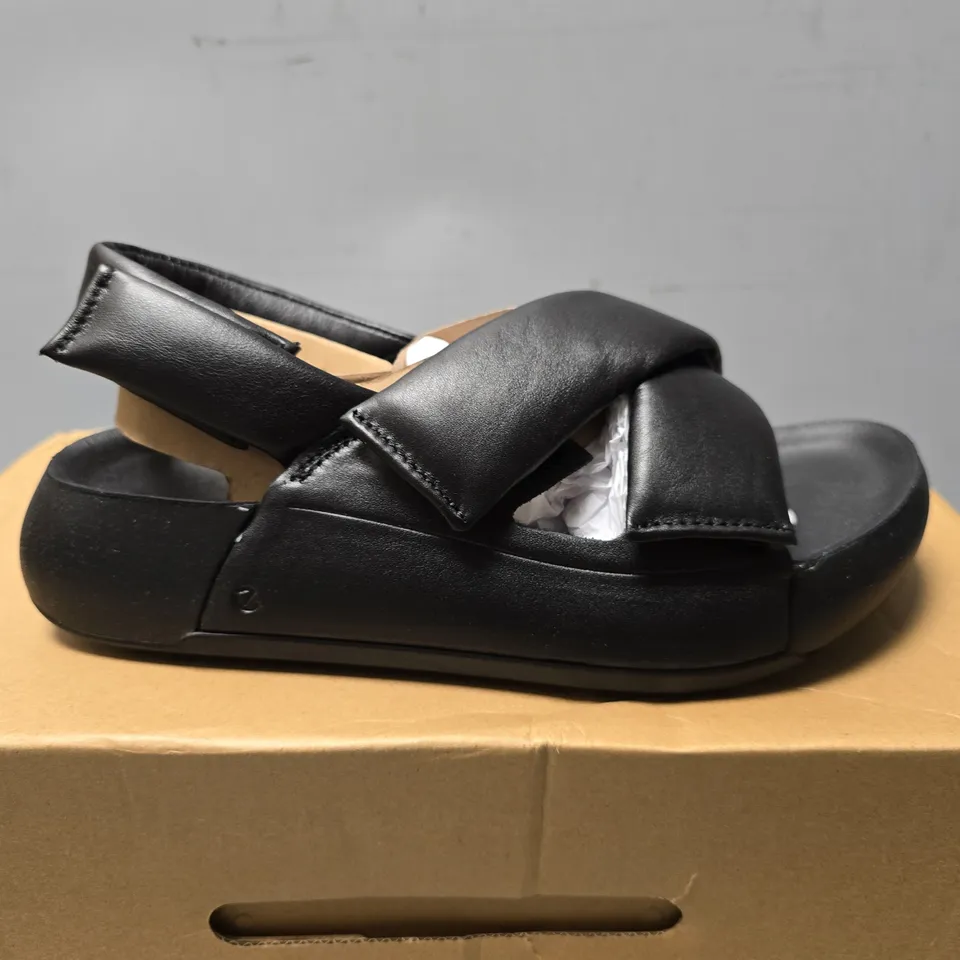 BOXED ECCO COZMO PF 2 STRAP - UK 5 - 5.5