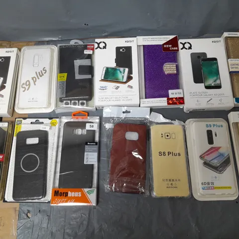 APPROXIMATELY 30 ASSORTED PHONE CASES TO INCLUDE XQISIT, MORHEUS, AND CREATIVECASE ETC. 