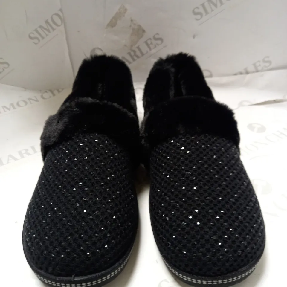 SKECHERS COZY SLIPPER BLACK - SIZE 6