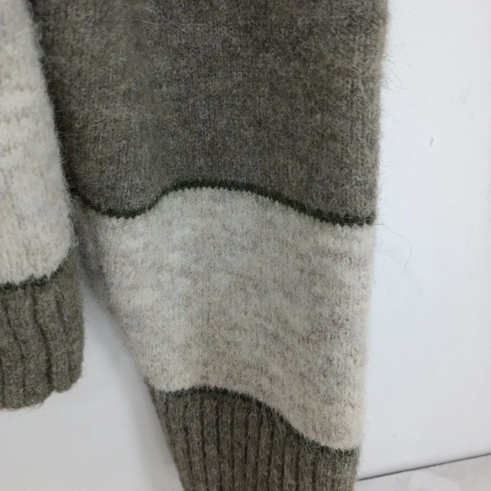 ABERCROMBIE & FITCH CREW NECK JUMPER IN GREEN/NATURAL STRIPE - L