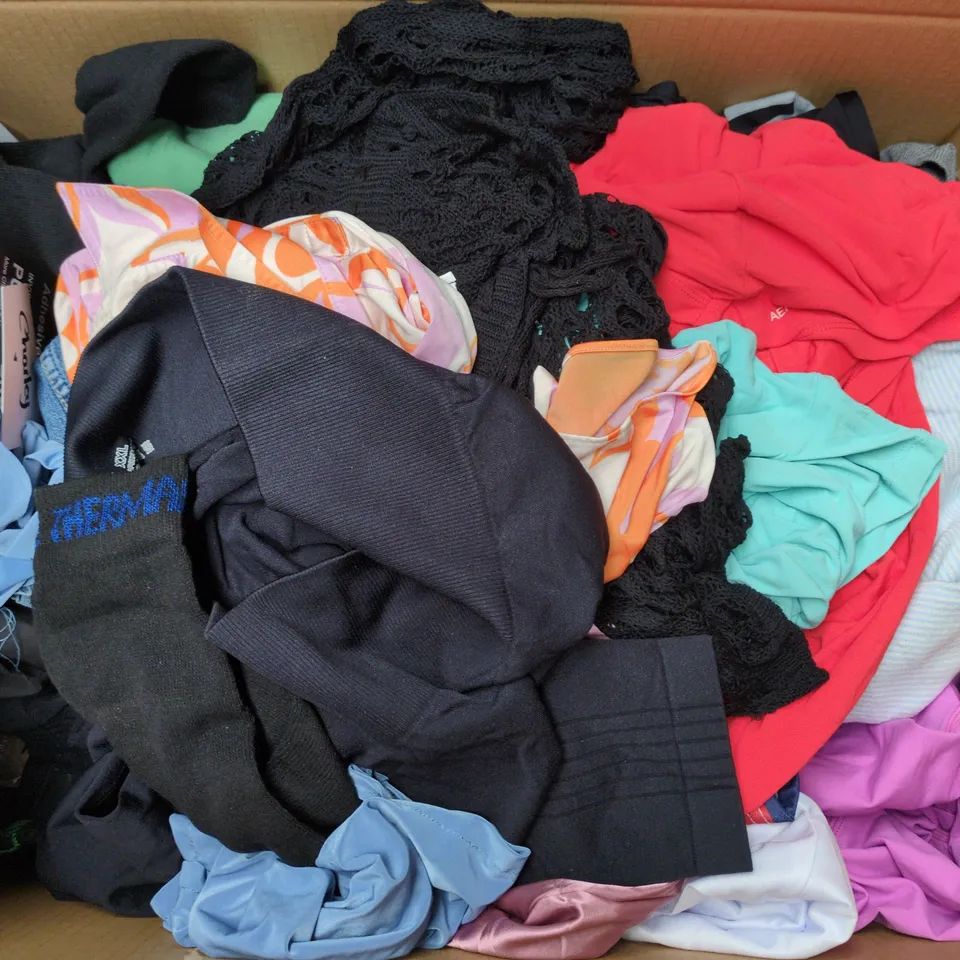 APPROXIMATELY 25 ASSORTED CLOTHING ITEMS IN VARIOUS SIZES, STYLES & COLOURS TO INCLUDE BRANDS SUCH AS ZARA, POETRY, REPLAY, ETC - COLLECTION ONLY