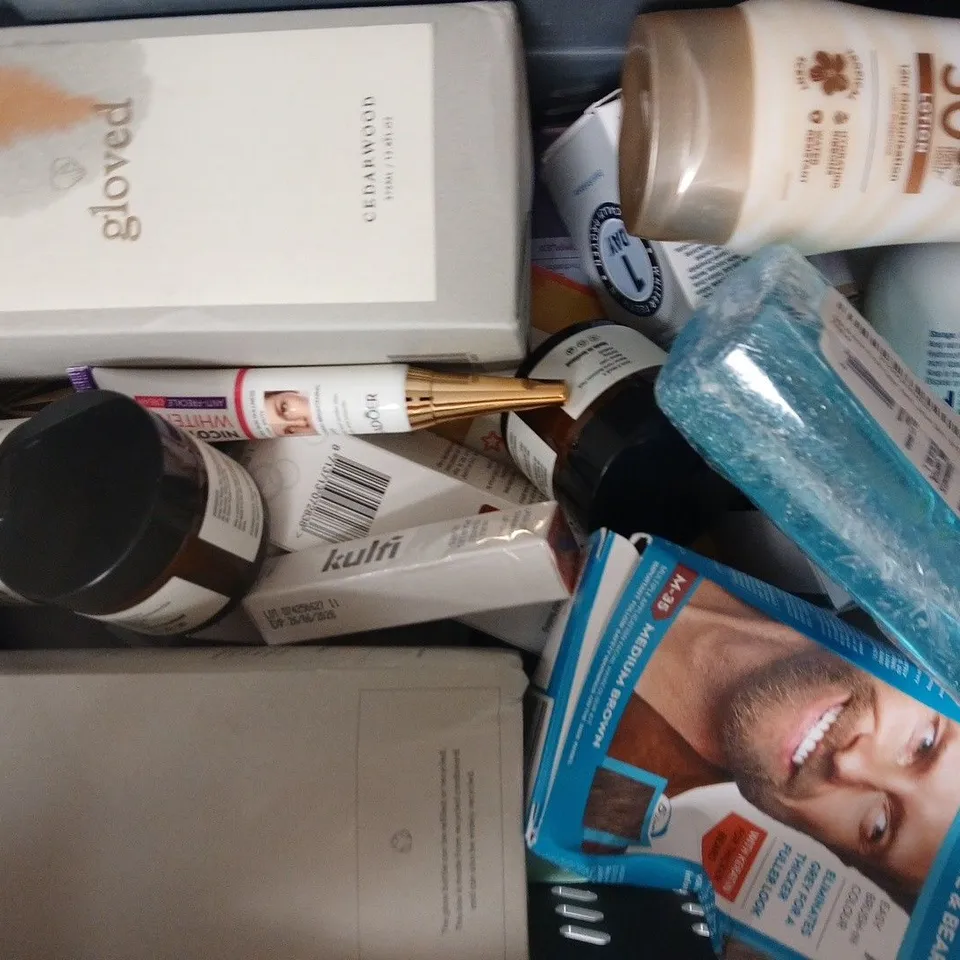 APPROXIMATELY 15 ASSORTED COSMETIC ITEMS INCLUDING VARIOUS MAKES AND BRANDS - COLLECTION ONLY