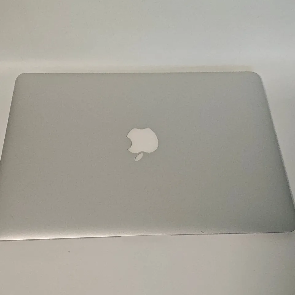 UNBOXED APPLE MACBOOK AIR I-7 8GB/256GB IN SILVER - A1466
